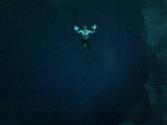 Voltando das profundezas do cenote Pit, em Tulum, no Yucatán, sul do México